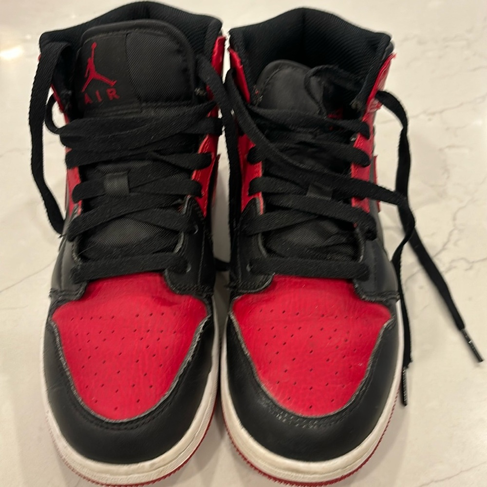 Air Jordan 1 mid black/red kids size 5Y